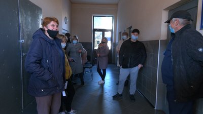 Люди чекають на щеплення у пункті вакцинації на залізничному вокзалі