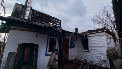 На Житомирщині через пожежу без даху над головою залишилися восьмеро людей На Житомирщині через пожежу без даху над головою залишилися восьмеро людей