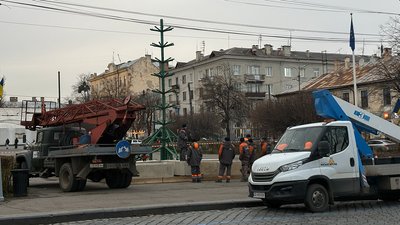 встановлення ялинки на Соборній площі Чернівців 