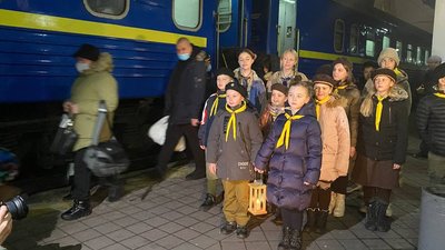 В Україну прибув Вифлеємський вогонь миру. Як його зустрічали В Україну прибув Вифлеємський вогонь миру. Як його зустрічали