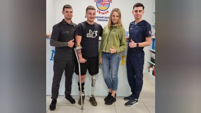 Боєць ЗСУ та чемпіон світу з кікбоксингу Станіслав Зорій із Франківська повертається в Україну після протезування у США