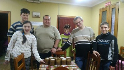 В Одесі люди з ментальною інвалідністю приготували великодні паски для дітей В Одесі люди з ментальною інвалідністю приготували великодні паски для дітей