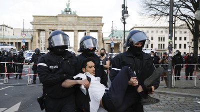 У Німеччині мітинг проти локдауну закінчився сутичками з поліцією, є затримані