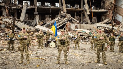 Музика на руїнах: військові Дніпропетровщини заспівали гімн українського спротиву