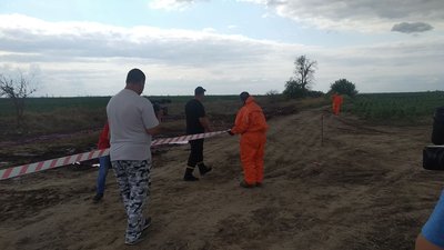 Біля Рівного у полі з'явилися калюжі рожевого кольору Біля Рівного у полі з'явилися калюжі рожевого кольору