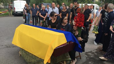 Із трьома захисниками, які полягли на війні з Росією, прощаються у Полтаві Із трьома захисниками, які полягли на війні з Росією, прощаються у Полтаві