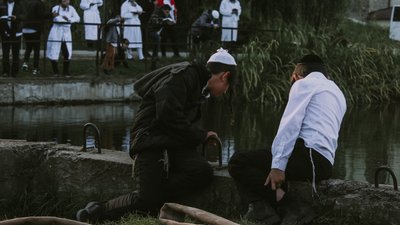 Моляться та "витрушують гріхи": хасиди в Умані святкують свій Новий рік Моляться та "витрушують гріхи": хасиди в Умані святкують свій Новий рік
