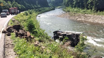 На Прикарпатті вантажівка з'їхала у гірську річку