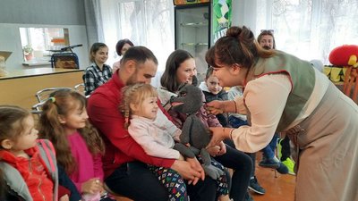У Кропивницькому актори театру ляльок їздять до дітей-переселенців та показують вистави