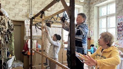 У кременчуцькому об’єднанні волонтерів "Павучки" плетуть сітки для військових У кременчуцькому об’єднанні волонтерів "Павучки" плетуть сітки для військових