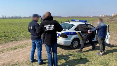 Двох одеських поліцейських затримали під час отримання хабара, їх підозрюють у збуті наркотиків