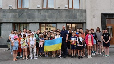 У літні табори Закарпаття й Кіпру вирушили діти з Тернополя