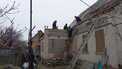 У Розумівці на Запоріжжі місцеві жителі ліквідовують наслідки ракетного обстрілу РФ