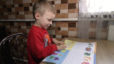У 23 роки стала мамою для чотирьох чужих дітей: як на прикордонні Чернігівщини подружжя створило прийомну сім'ю