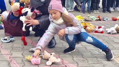 В Ковелі на Волині діти виклали з іграшок слово "Буча" В Ковелі на Волині діти виклали з іграшок слово "Буча"