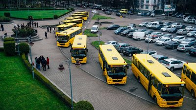 Навчальним закладам Рівненщини передали 10 нових шкільних автобусів
