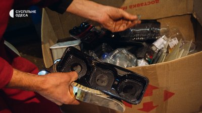 В Одесі переробляють пластик у бордюри для доріг В Одесі переробляють пластик у бордюри для доріг