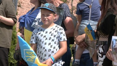 У Чернівцях рідні полонених та зниклих безвісти військових прийшли на мирну акцію У Чернівцях рідні полонених та зниклих безвісти військових прийшли на мирну акцію