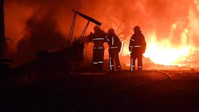Горіли резервуари із соняшниковою олією. У Миколаєві нічні обстріли спричинили пожежі Горіли резервуари із соняшниковою олією. У Миколаєві нічні обстріли спричинили пожежі