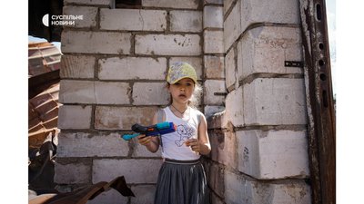 "Нормальні будиночки нам поляки зробили, але у своїй хаті краще". Як живуть у модульному містечку в Бородянці