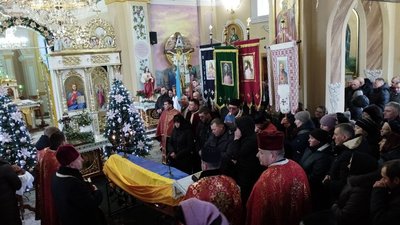 Загинули в Донецькій області: на Тернопільщині попрощалися з чотирма військослужбовцями Загинули в Донецькій області: на Тернопільщині попрощалися з чотирма військослужбовцями