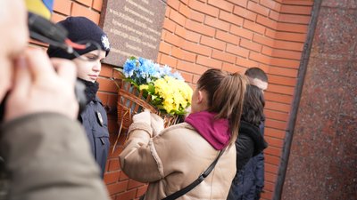 Кропивничанка біля пам'ятної дошки братам Шульгиним, 29 січня 2024 року Кропивничанка біля пам'ятної дошки братам Шульгиним, 29 січня 2024 року