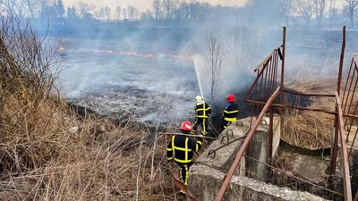 За добу в Черкаській області сталися понад два десятки пожеж сухої трави За добу в Черкаській області сталися понад два десятки пожеж сухої трави