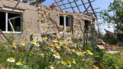 Зруйнований обстрілами будинок в селі Степова Долина. Миколаївщина, червень 2023 року