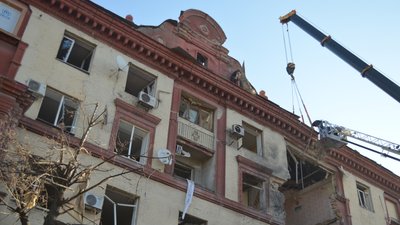 У пошкодженому через обстріл будинку в Запоріжжі продовжують аварійні роботи
