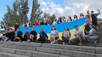 Студенти та інші місцеві жителі розгорнули дев'ятиметровий прапор у Миколаєві