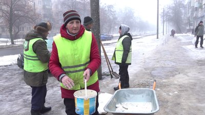 Двірник у Харкові отримує 6 тисяч грн Двірник у Харкові отримує 6 тисяч грн