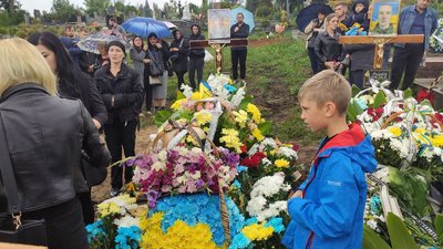 У Тернополі попрощалися з бійцем Артемом Узуналовим У Тернополі попрощалися з бійцем Артемом Узуналовим