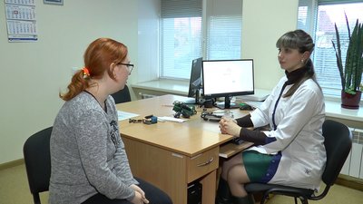Сімейна лікарка Інна Ярова проводить прийом пацієнтки Сімейна лікарка Інна Ярова проводить прийом пацієнтки