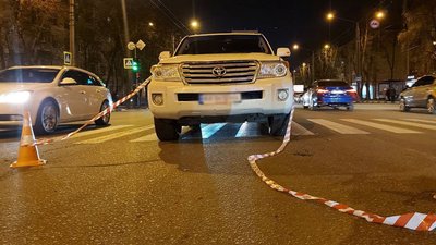 У Харкові позашляховик збив двох підлітків на пішохідному переході У Харкові позашляховик збив двох підлітків на пішохідному переході