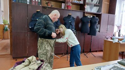 Працівниці ліцею на Черкащині шиють бронежилети-розгрузки Працівниці ліцею на Черкащині шиють бронежилети-розгрузки