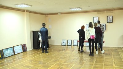 У Житомирі в бібліотеці Ольжича відкрили виставку "Фрагменти" У Житомирі в бібліотеці Ольжича відкрили виставку "Фрагменти"