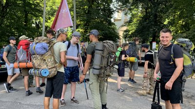 50 кілометрів пішки за три дні: молодь на Рівненщині торує "Стежки князів Острозьких"