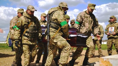 "Ми молили Бога до останнього": на Одещині простилися із загиблими військовослужбовцями. ФОТО "Ми молили Бога до останнього": на Одещині простилися із загиблими військовослужбовцями. ФОТО