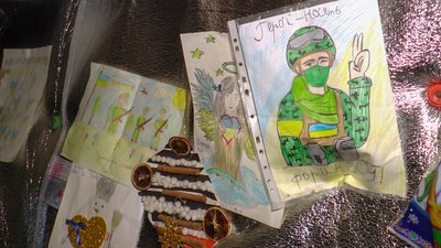 САУ 2С1 "Гвоздика" бліндаж робота побут артилеристів 56 ОМБр Бахмутський напрямок Донецька область малюнки САУ 2С1 "Гвоздика" бліндаж робота побут артилеристів 56 ОМБр Бахмутський напрямок Донецька область малюнки