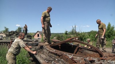 "Розберуть на запчастини". Українські бійці евакуювали розбитий російський танк із села Суха Кам'янка на Донеччині