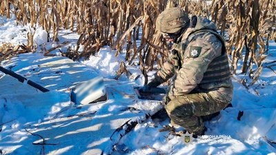 Вибухотехнік поліції біля збитого на Чернігівщині російського безпілотника