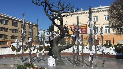 Дерево Свободи у Вінниці прикрасили паперових янголів Дерево Свободи у Вінниці прикрасили паперових янголів