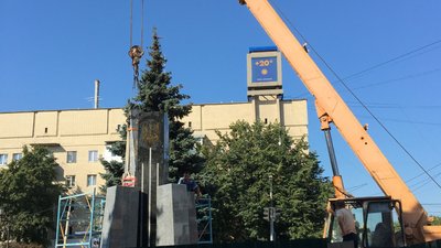 У Житомирі почали встановлювати стелу для пам'ятника Захисникам України У Житомирі почали встановлювати стелу для пам'ятника Захисникам України