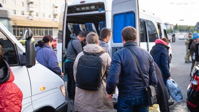 “Коли квартиру рознесло, вирішили поїхати”. Дніпровські волонтери евакуювали з Донеччини 30 людей “Коли квартиру рознесло, вирішили поїхати”. Дніпровські волонтери евакуювали з Донеччини 30 людей