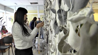 У Луцькому ЦНАПі під час технічних перерв плетуть маскувальні сітки У Луцькому ЦНАПі під час технічних перерв плетуть маскувальні сітки
