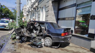 Є потерпілі: у центрі Житомира біля міської ради автомобіль вискочив на тротуар і врізався в дерево Є потерпілі: у центрі Житомира біля міської ради автомобіль вискочив на тротуар і врізався в дерево