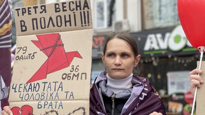 Лілія під час акції-нагадування про військовополонених. Лілія під час акції-нагадування про військовополонених.