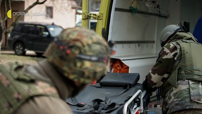 Деякі люди йдуть пішки з Бучі — фоторепортаж з евакуаційного центру поблизу Ірпеня Деякі люди йдуть пішки з Бучі — фоторепортаж з евакуаційного центру поблизу Ірпеня