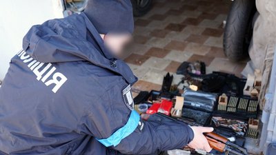 Сумські поліціянти викрили чоловіка, який незаконно зберігав зброю та боєприпаси Сумські поліціянти викрили чоловіка, який незаконно зберігав зброю та боєприпаси