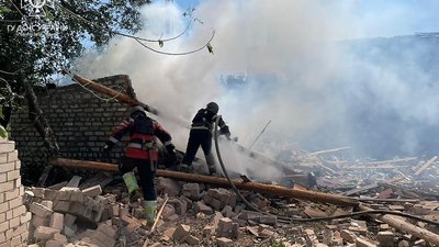 РФ обстріляла Петропавлівку на Куп'янщині: рятувальники загасили дві пожежі